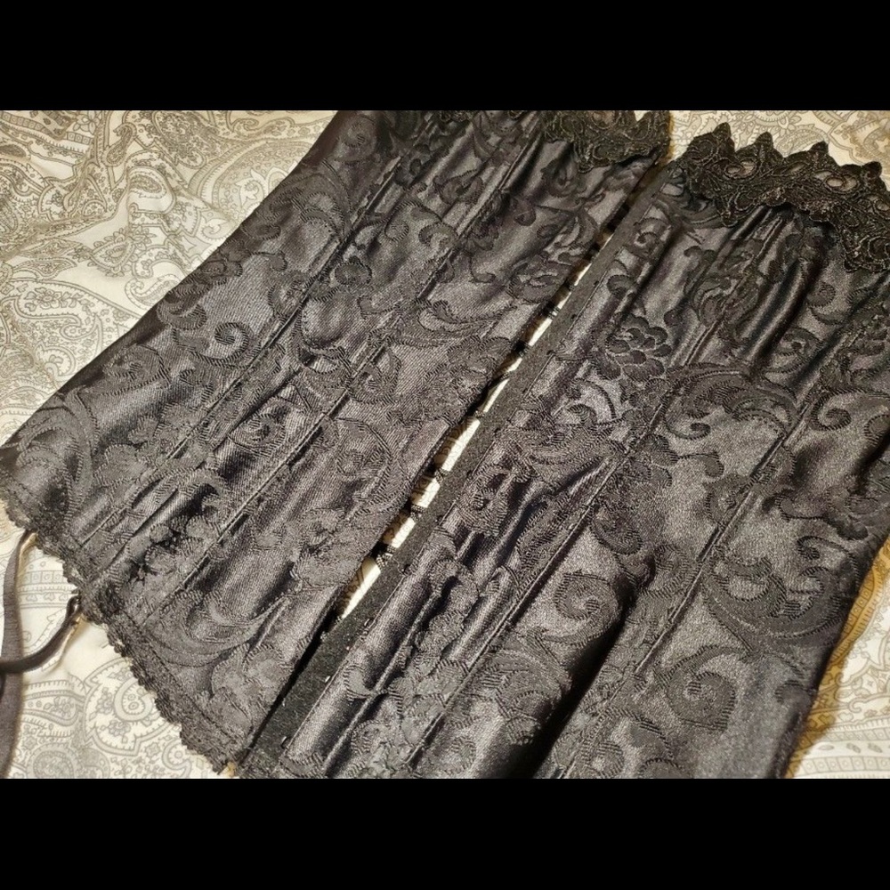 NWOT Frederick’s of Hollywood Size 32 Black Corset